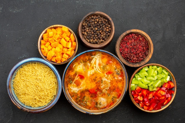 Foto gratuita vista superior sabrosa sopa de carne con verduras y condimentos en el fondo gris ensalada sopa comida comida cena