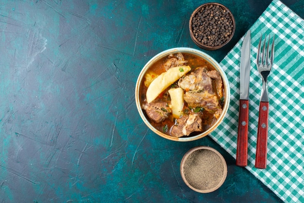 Vista superior sabrosa sopa de carne con verduras dentro de la cena de comida vegetal de carne de escritorio azul oscuro