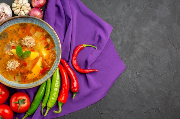 Vista superior sabrosa sopa de carne con verduras frescas en el color de la comida de la foto de la mesa oscura