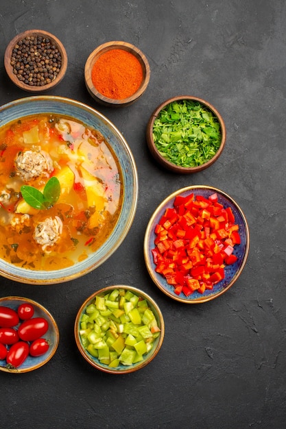 Vista superior sabrosa sopa de carne con verduras frescas en mesa oscura plato de comida foto comida