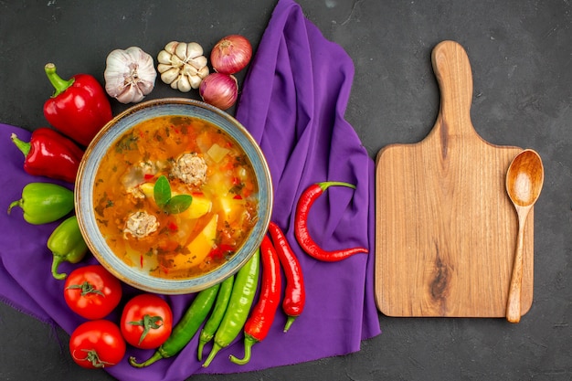 Foto gratuita vista superior sabrosa sopa de carne con verduras frescas en el plato de color de comida de la foto de la mesa oscura