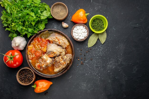Vista superior sabrosa sopa de carne con verduras sobre carne oscura foto en color salsa gris comida comida caliente plato de cena