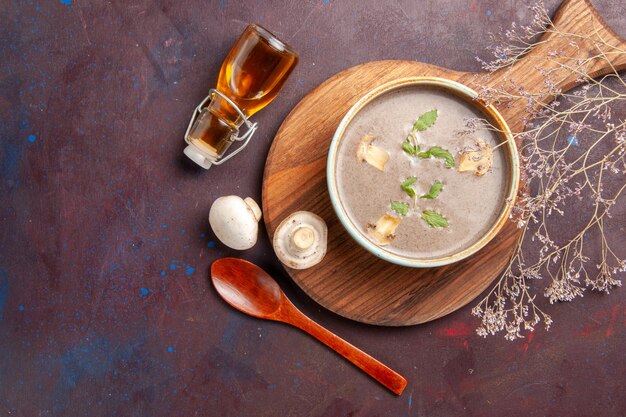 Vista superior sabrosa sopa de champiñones dentro de la placa sobre fondo oscuro sopa de verduras comida cena comida