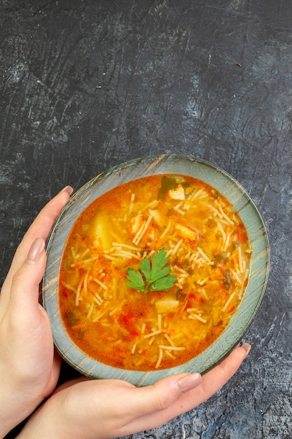 Foto gratuita vista superior sabrosa sopa de fideos dentro del plato sobre la mesa gris claro