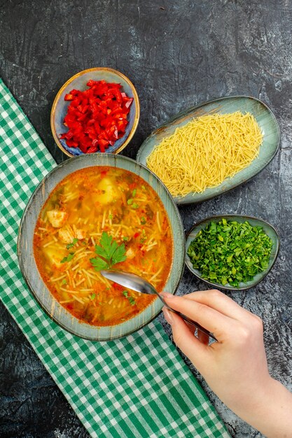 Vista superior sabrosa sopa de fideos con verduras en la mesa gris claro
