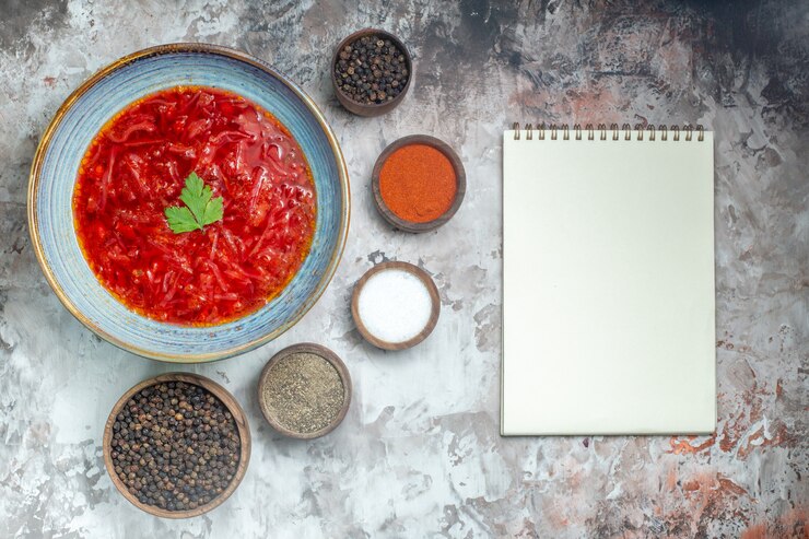 Foto gratuito vista superior de la sabrosa sopa de remolacha ucraniana borsch con condimentos en la superficie blanca