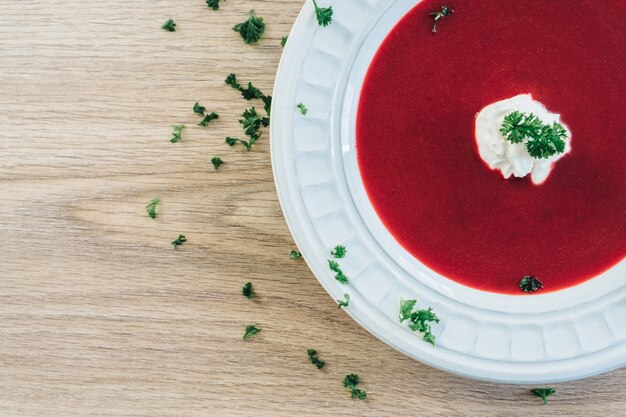Vista superior de sabrosa sopa roja