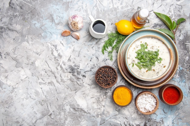 Vista superior sabrosa sopa de yogur dovga con verduras en la mesa blanca plato de leche lácteos