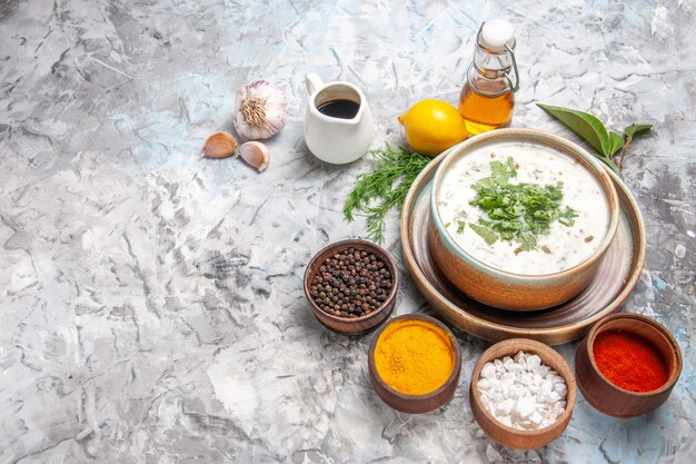 Vista superior sabrosa sopa de yogur dovga con verduras en mesa blanca sopa de leche lácteos