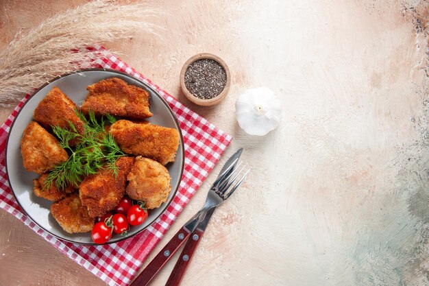 Vista superior sabrosas alitas de pollo con verduras y tomates sobre fondo claro cena comida almuerzo papas fritas hamburguesa comida sándwich carne