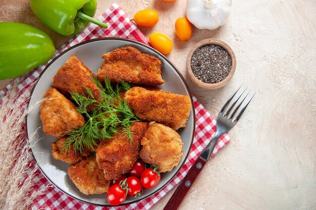 Vista superior sabrosas alitas de pollo con verduras y tomates sobre fondo claro comida almuerzo papas fritas hamburguesa sándwich comida cena