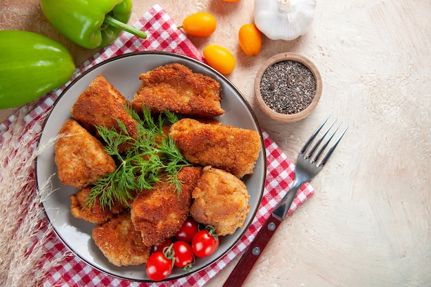 Vista superior sabrosas alitas de pollo con verduras y tomates sobre fondo claro comida almuerzo papas fritas hamburguesa sándwich comida cena