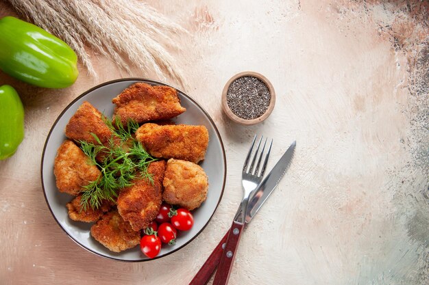 Vista superior sabrosas alitas de pollo con verduras y tomates sobre fondo claro hamburguesa comida carne almuerzo sándwich papas fritas