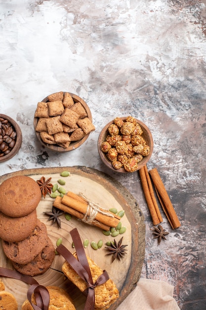 Foto gratuita vista superior sabrosas galletas dulces con taza de café en la mesa de luz