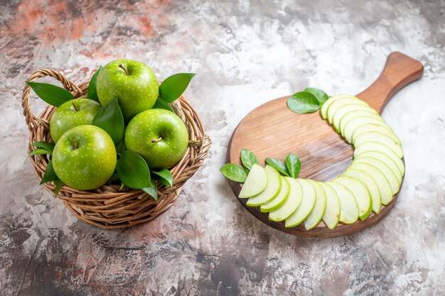 Vista superior sabrosas manzanas verdes con frutas en rodajas sobre el fondo claro