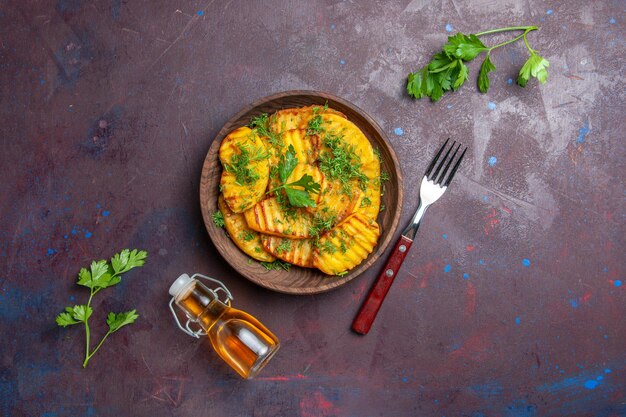 Vista superior sabrosas papas cocidas con verduras en el escritorio oscuro cena de papa plato de comida cips cocina