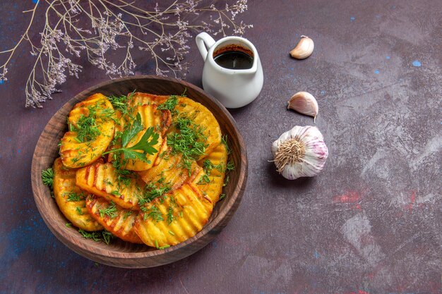 Vista superior sabrosas papas cocidas con verduras en el escritorio oscuro plato de cena de papa cocinando comida