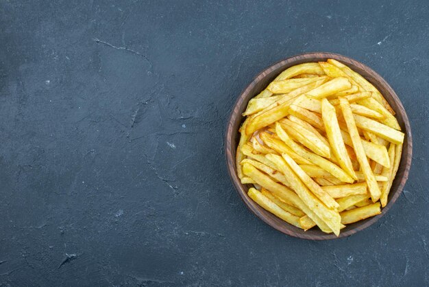 Vista superior sabrosas papas fritas dentro del plato sobre fondo azul oscuro restaurante de papa comida rápida hamburguesa sándwich plato comida espacio libre