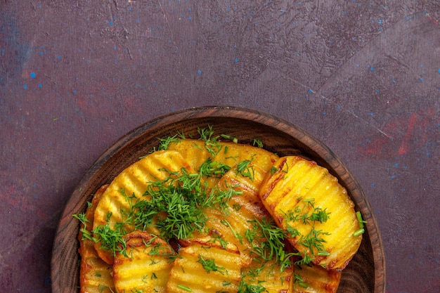 Vista superior sabrosas patatas cocidas con verduras dentro de la placa en el escritorio oscuro cocinar cips cena comida patata