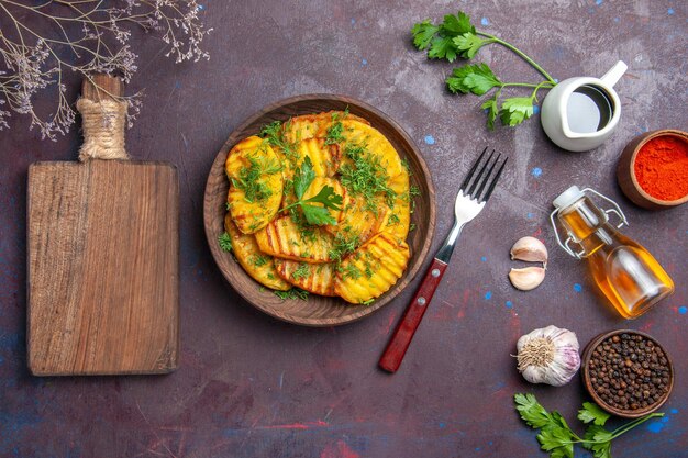 Vista superior sabrosas patatas cocidas con verduras en la superficie oscura plato de cena de patata cips cocinar comida