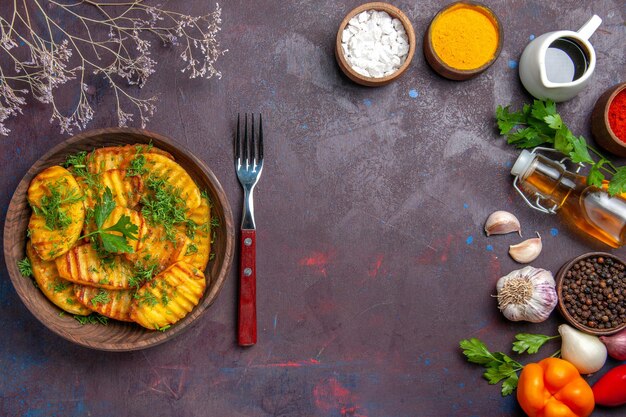 Vista superior sabrosas patatas cocidas con verduras en la superficie oscura plato de cena de patata cips cocinar comida