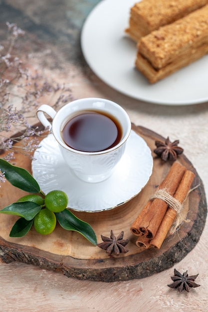 Vista superior de sabrosas rebanadas de pastel con taza de té en la luz