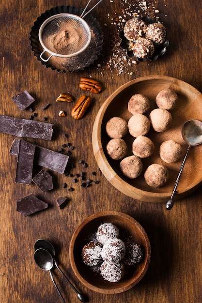 Foto gratuita vista superior sabrosas trufas de chocolate listas para ser servidas