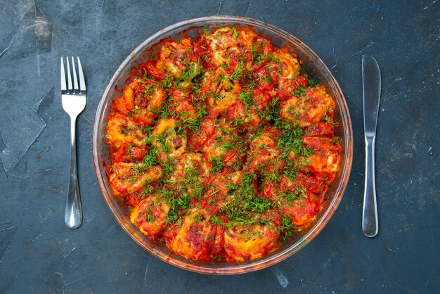 Vista superior de sabrosas verduras cocidas con carne molida y verduras dentro de la sartén en el plato azul comida carne mesa familiar cocina comida