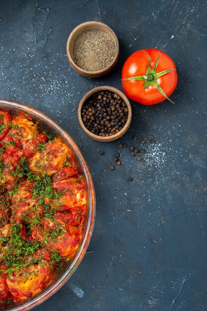 Vista superior de sabrosas verduras cocidas con condimentos y verduras en la mesa azul plato comida carne cocina comida sabor familiar