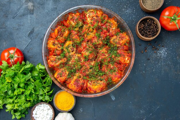 Vista superior de sabrosas verduras cocidas con condimentos y verduras en la mesa azul plato comida carne cocina comida sabor familiar