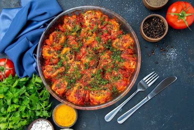 Vista superior de sabrosas verduras cocidas con condimentos y verduras en la mesa azul plato comida carne cocina comida sabor familiar