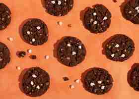 Foto gratuita vista superior sabroso arreglo de chispas de chocolate
