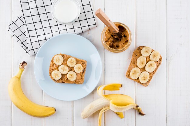 Vista superior sabroso desayuno con frutas orgánicas