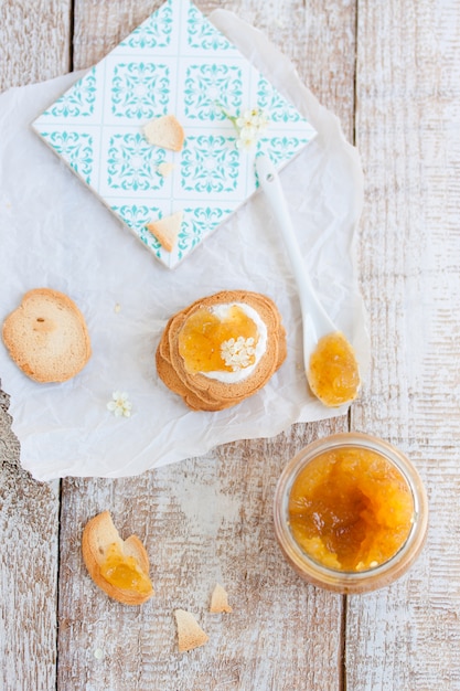 Foto gratuita vista superior de sabroso desayuno con mermelada de naranja