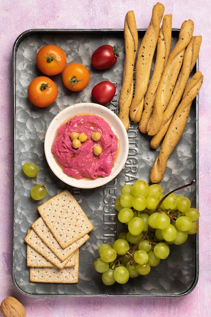 Foto gratuita vista superior sabroso hummus en plato