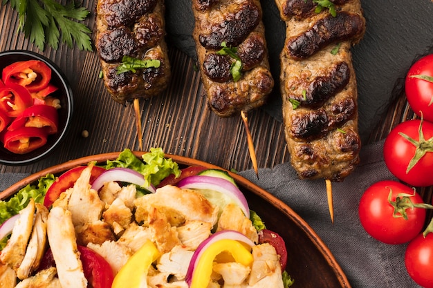 Foto gratuita vista superior del sabroso kebab con tomate y otro plato