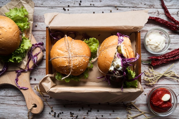 Foto gratuita vista superior sabroso menú de hamburguesas