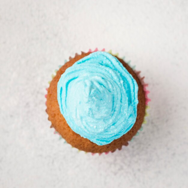 Vista superior sabroso muffin con glaseado azul