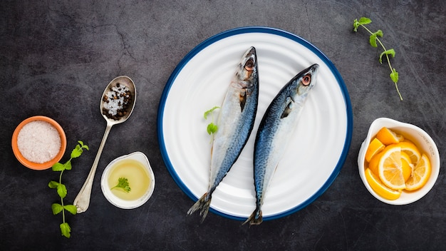 Foto gratuita vista superior sabroso pescado en plato blanco