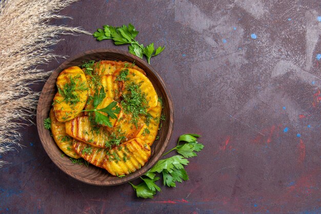 Vista superior sabroso plato delicioso de patatas cocidas con verduras en superficie oscura hornear cocina plato de cena de patatas