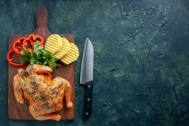 Vista superior sabroso pollo cocido condimentado con patatas y pimiento en rodajas sobre fondo oscuro color carne plato cena comida barbacoa