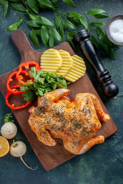 Vista superior sabroso pollo cocido condimentado con patatas sobre un fondo oscuro color carne plato comida barbacoa cena restaurante de comida
