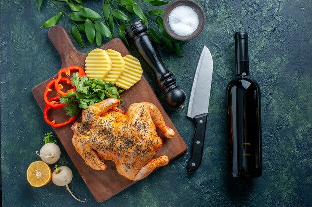 Foto gratuita vista superior sabroso pollo cocido condimentado con patatas sobre fondo oscuro color carne plato comida cena restaurante de comida