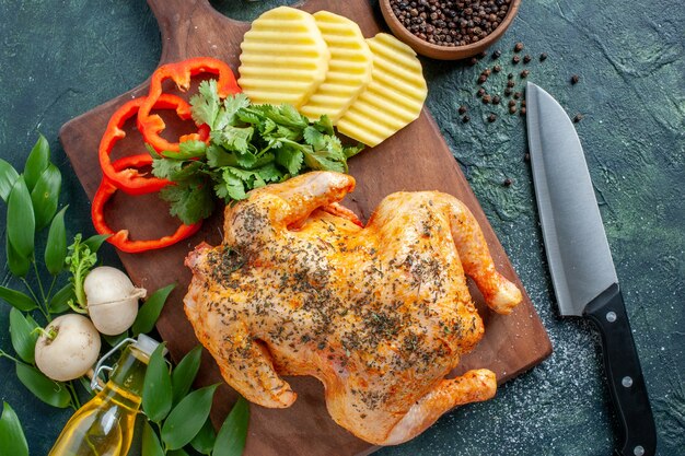 Vista superior sabroso pollo cocido condimentado con patatas sobre fondo oscuro plato de color carne comida de restaurante cena comida