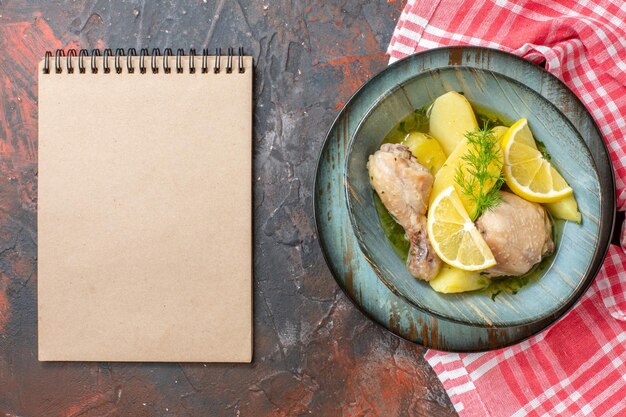 Foto gratuita vista superior sabroso pollo hervido con papas cocidas dentro del plato sobre un fondo oscuro color comida salsa carne plato foto calorías cena aceite