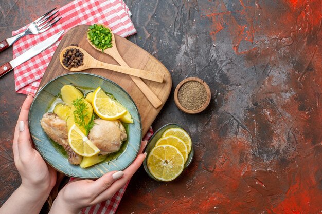 Vista superior sabroso pollo hervido con papas cocidas y limón sobre fondo oscuro aceite color comida salsa carne plato calorías foto cena frutas