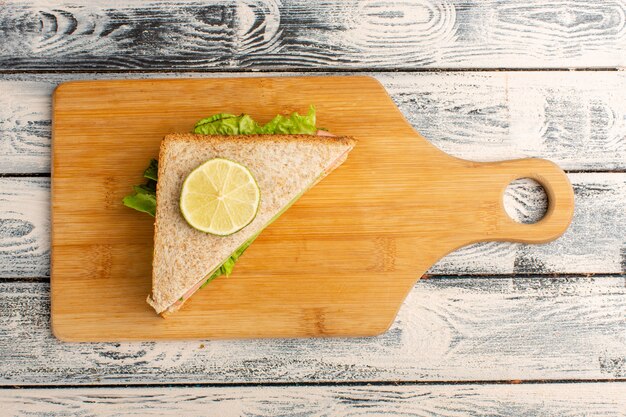 Vista superior del sabroso sándwich con ensalada verde de jamón y tomates