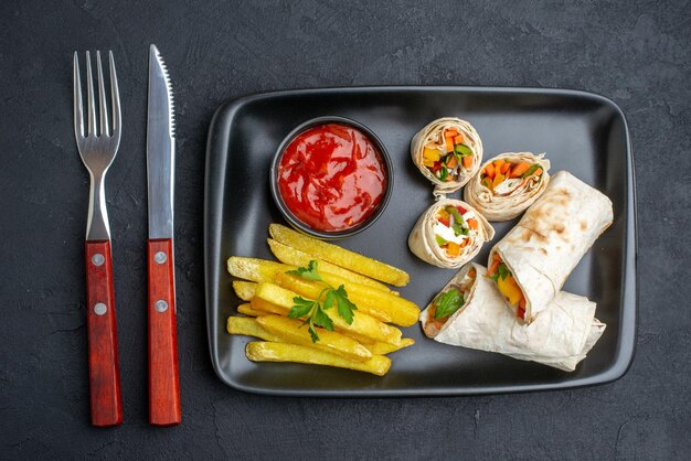 Vista superior sabroso sándwich de pita en rodajas de shaurma con papas fritas y salsa de tomate en la superficie oscura hamburguesa comida comida rápida parrilla pan bocadillo tostadas