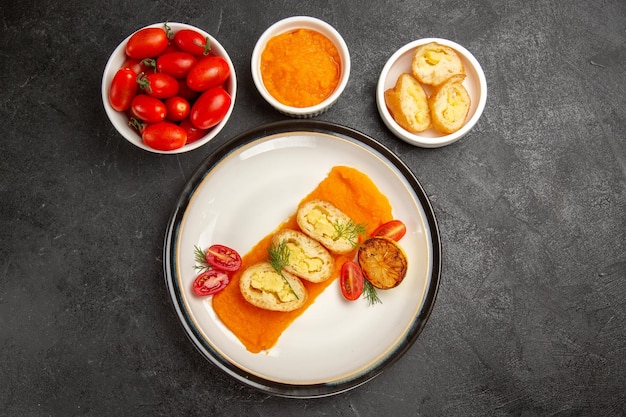 Vista superior sabrosos pasteles de papa con calabaza y tomates frescos en el fondo gris, horno de cena, horneado, plato de color rebanada