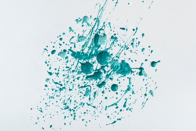 Vista superior de salpicaduras de pintura azul